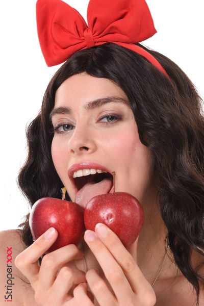 Alissa Foxy in Wait in g For The Pr in ceas a nude model Image #13