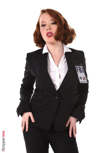 Lottie Magne in The XXX Filesas a nude model Image #3